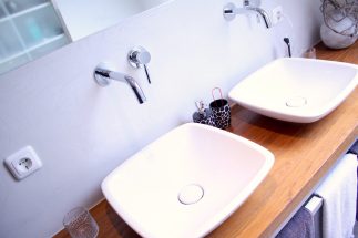 inloopdouche, badkamer, natural, betonlook, hout, stuc, wandkraan, stortdouche