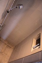 inloopdouche, badkamer, natural, betonlook, hout, stuc, wandkraan, stortdouche