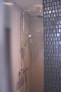 inloopdouche, badkamer, natural, betonlook, hout, stuc, wandkraan, stortdouche