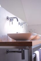 inloopdouche, badkamer, natural, betonlook, hout, stuc, wandkraan, stortdouche