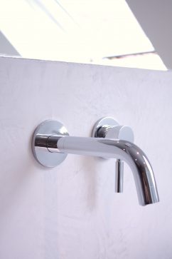 inloopdouche, badkamer, natural, betonlook, hout, stuc, wandkraan, stortdouche