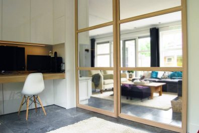relaxplek, studiekamer, zwevend blad, bureau, tv-lift, led-verlichting, opbergruimte, strak, wit, eikenhout, fineer
