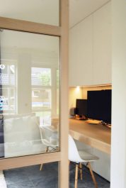 relaxplek, studiekamer, zwevend blad, bureau, tv-lift, led-verlichting, opbergruimte, strak, wit, eikenhout, fineer