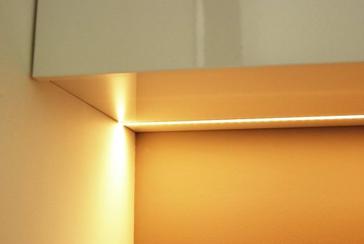 relaxplek, studiekamer, zwevend blad, bureau, tv-lift, led-verlichting, opbergruimte, strak, wit, eikenhout, fineer